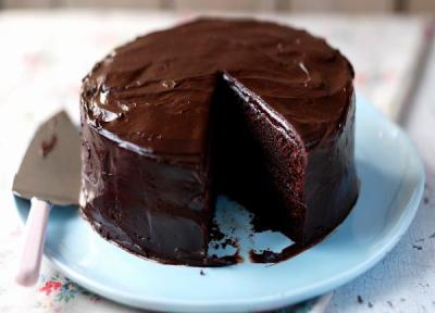 طرز تهیه کیک شکلاتی خیس با سس شکلات مناسب تولد و مهمانی طرز تهیه کیک شکلاتی خیس با سس شکلات مناسب تولد و مهمانی